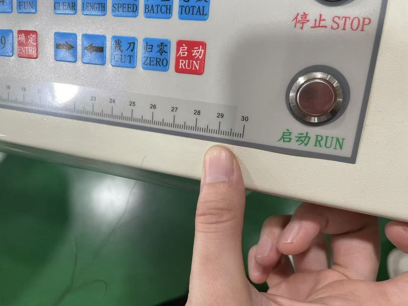 Revisando el panel de control de una máquina