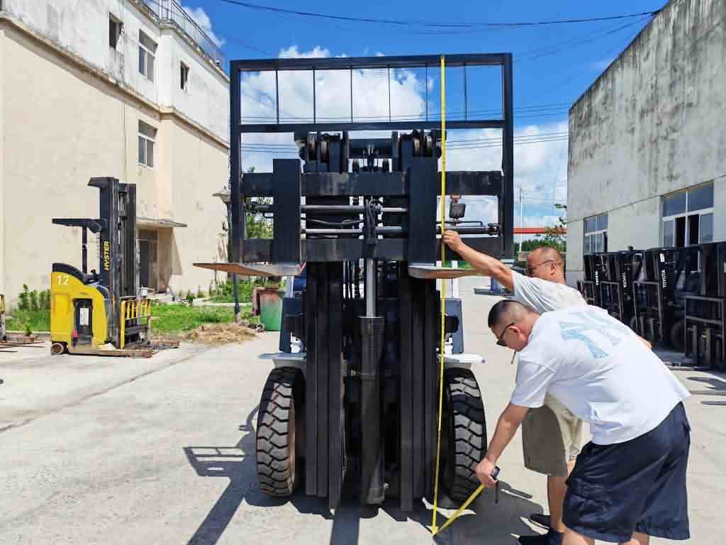 Verificando la altura del mástil de un montacargas