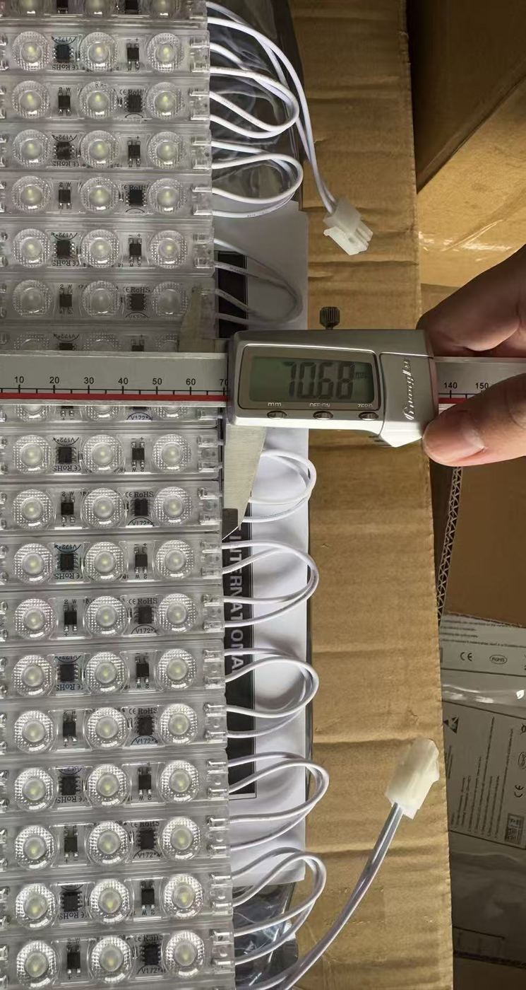 Midiendo módulos LED con calibrador digital