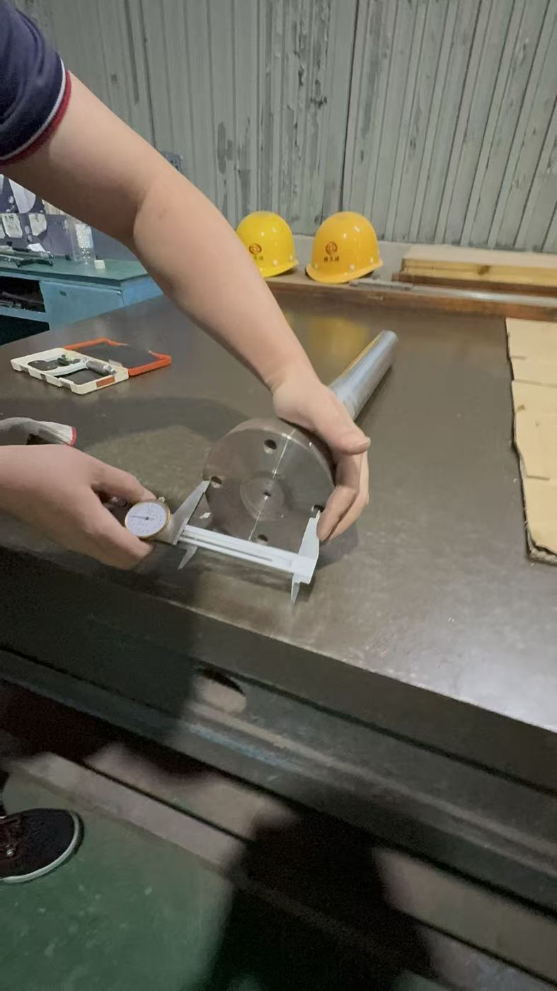 Midiendo una pieza mecanizada con calibrador