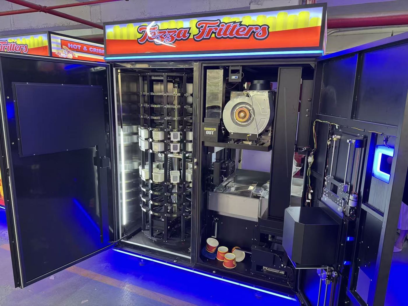 Inspeccionando una máquina expendedora automática de comida