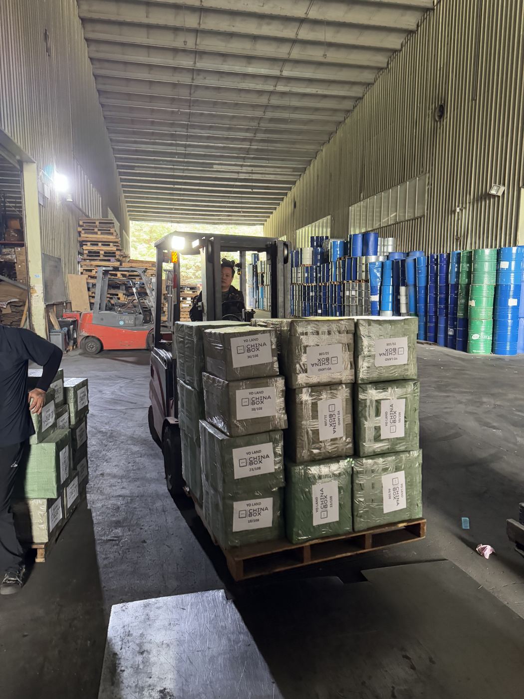 Carga paletizada de China Box movida con montacargas