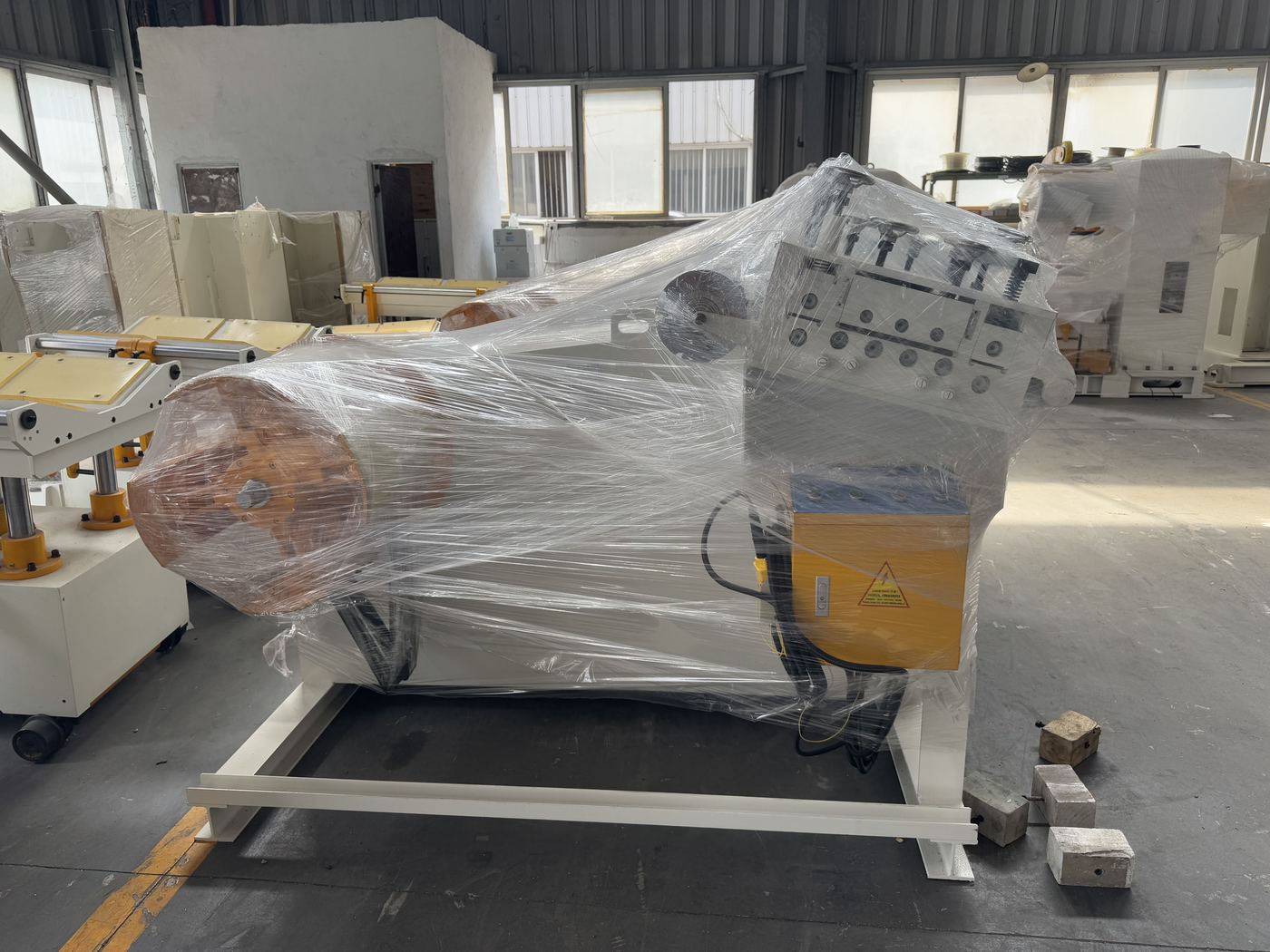Alimentador de bobinas embalado para envío