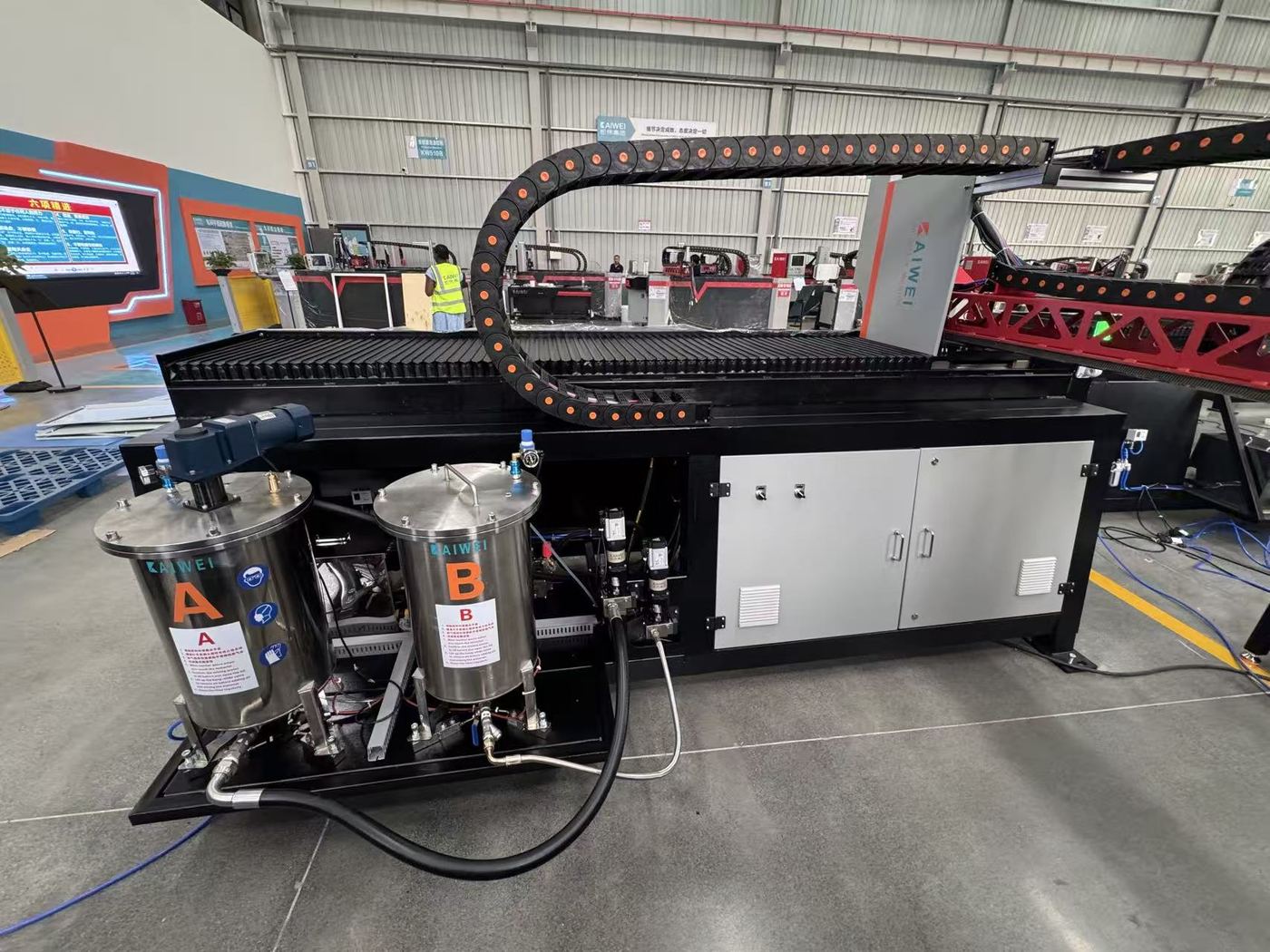 Máquina dosificadora de dos componentes en fábrica
