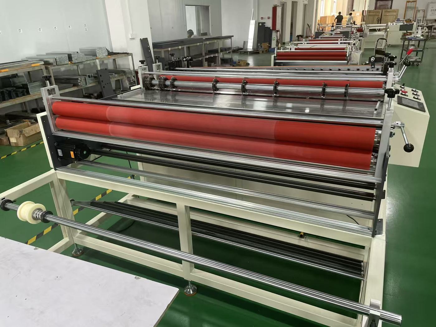 Máquina laminadora en fábrica