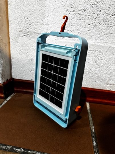La lámpara cerrada con el panel solar encima